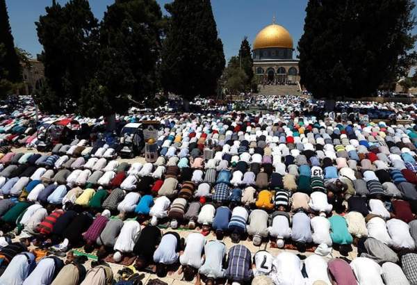 Tens of thousands of Palestinian worshipers attend Friday prayer at al-Aqsa Mosque