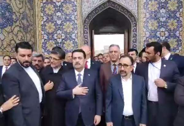 تشرف نخست وزیر عراق به حرم مطهر امام رضا (ع)  