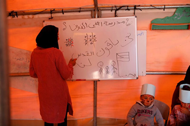 فلسطينيون يتحدون هدم الاحتلال لمدرستهم بخيمة تعليمية  