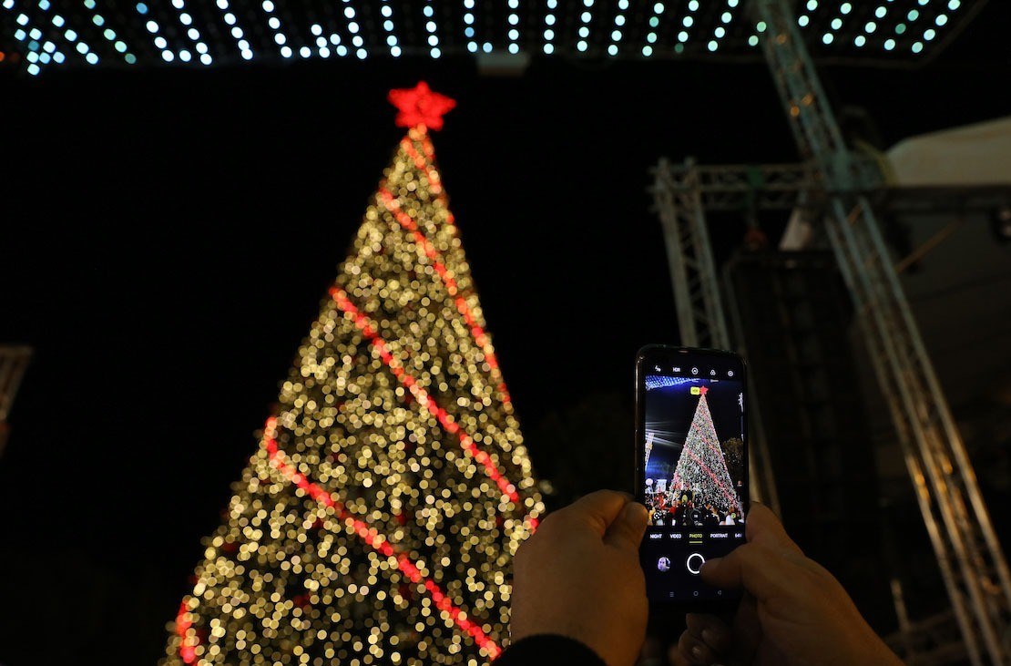 اضاءة شجرة عيد الميلاد في ساحة كنيسة المهد بمدينة بيت لحم بالضفة  