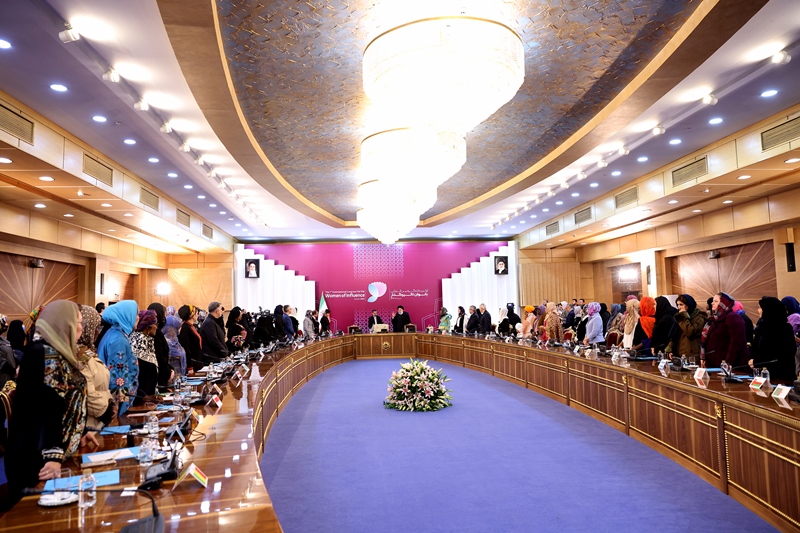 الرئيس الايراني يشير للدور الإيجابي والانجازات التي حققتها المرأة في ايران