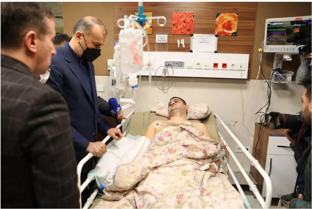 عیادت وزیر خارجه از مجروحان حادثه سفارت جمهوری آذربایجان  