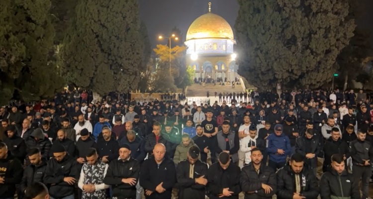 آلاف الفلسطينيين يؤدون صلاة فجر السبت في المسجد الأقصى