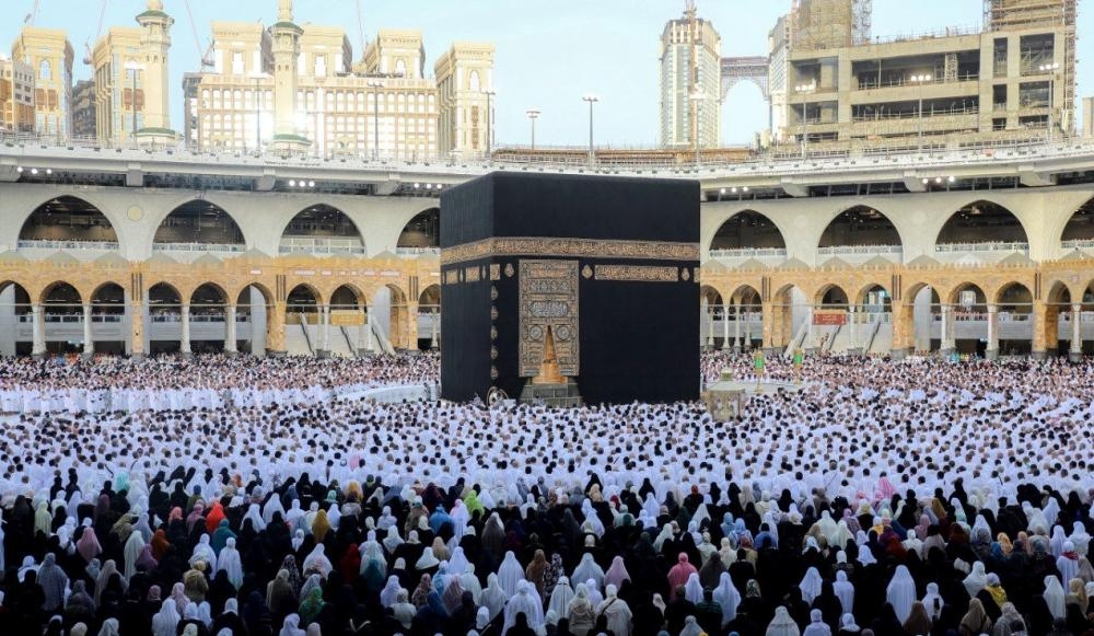 جموع المصلين يؤدون صلاة عيد الفطر في المسجد الحرام والمسجد النبوي