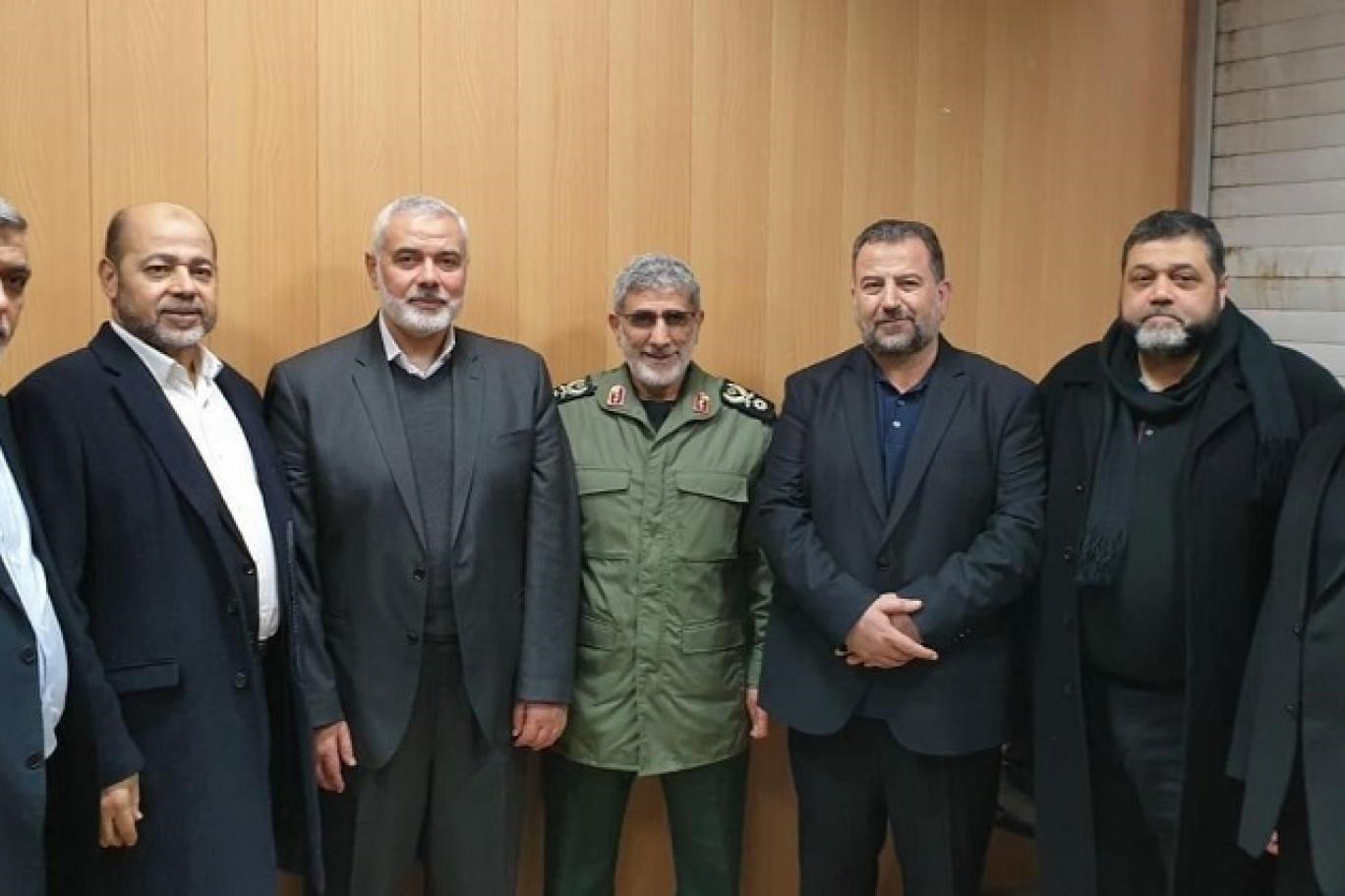 رئيس المكتب السياسي لحركة "حماس" إسماعيل هنية إلى جانب قائد قوة القدس إسماعيل قاآني