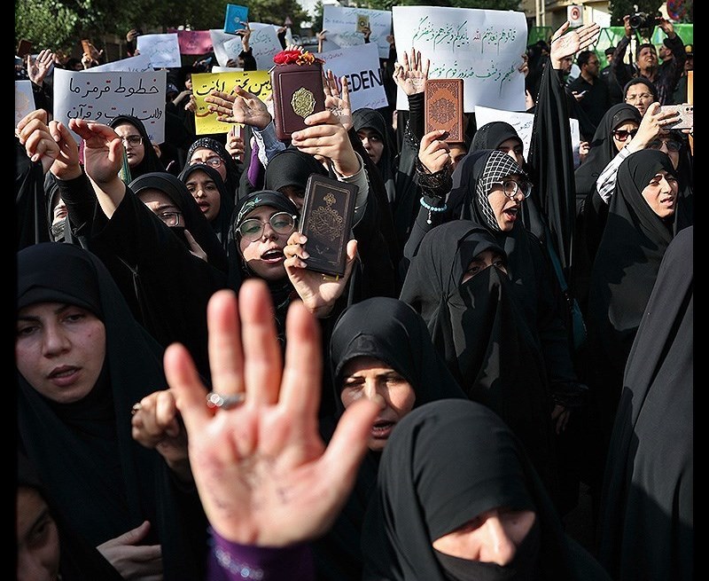 حشود طلابية وشعبية يجتمعون أمام السفارة السويدية في طهران احتجاجاً على تدنيس القرآن الكريم  
