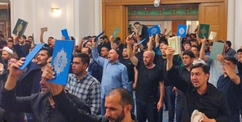 المشاركون في مراسم العزاء الحسيني في موسكو يهتفون "لبيك يا قرآن"