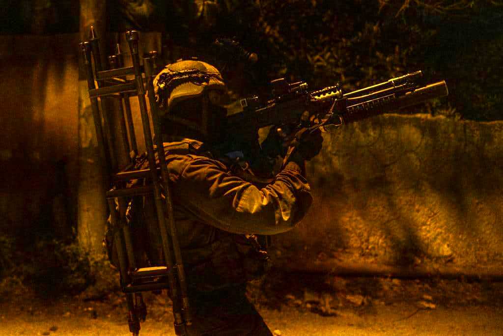 مداهمات واعتقال بالضفة واشتباك مسلح بين مقاومين وجنود الاحتلال في جنين