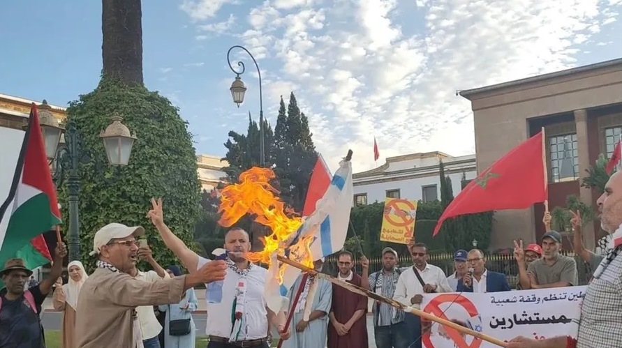 حرق علم الاحتلال بوقفة غاضبة ضد التطبيع أمام برلمان المغرب