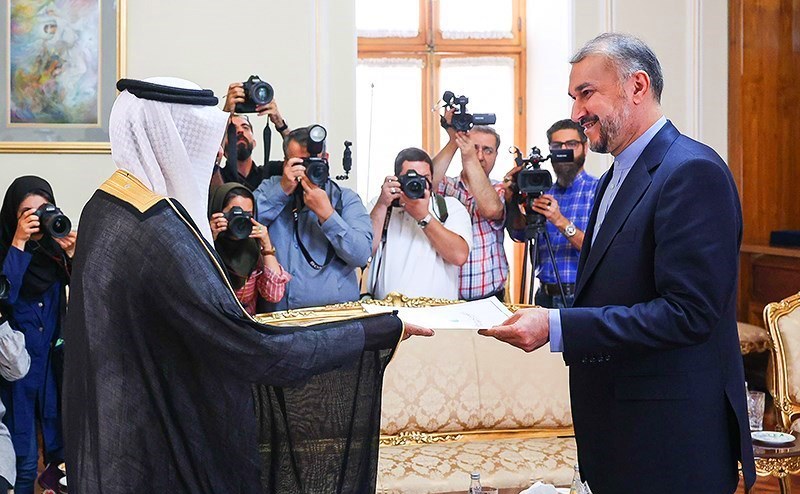 السفير السعودي الجديد يقدم أوراق اعتماده إلى وزير الخارجية الإيراني