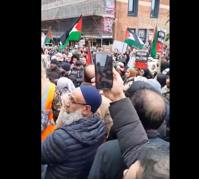 Des centaines de personnes défilent en soutien aux Palestiniens à Leeds, au Royaume-Uni  