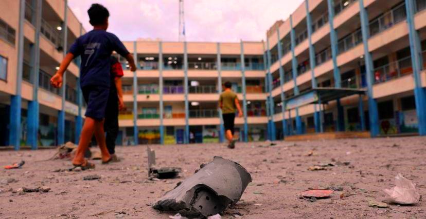 الأورومتوسطي يدعو أونروا لإنقاذ حياة آلاف النازحين المحاصرين بمدرسة شمال غزة