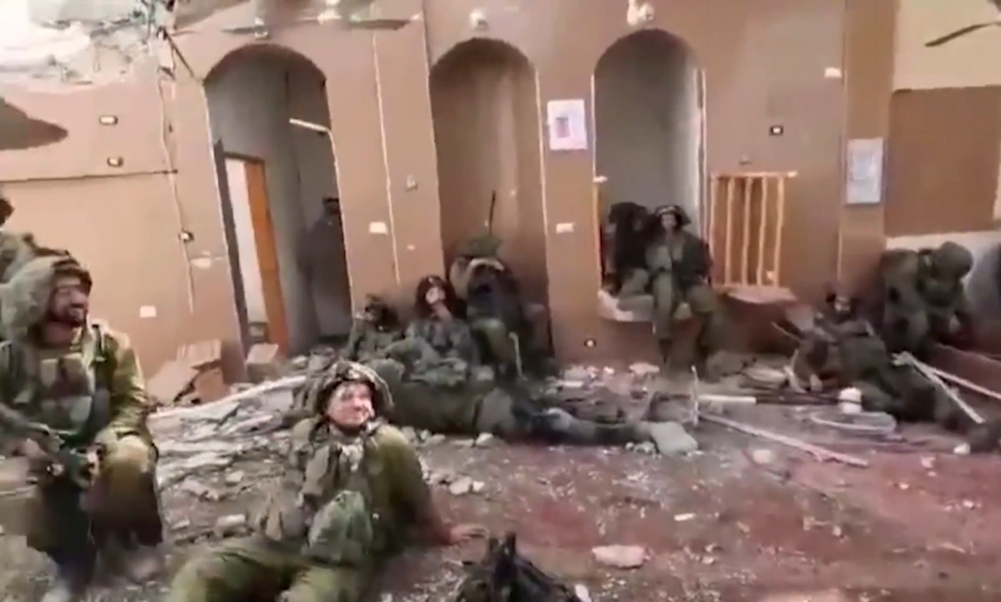 اهانت نظامیان اسرائیلی به یک مسجد ویران شده در غزه