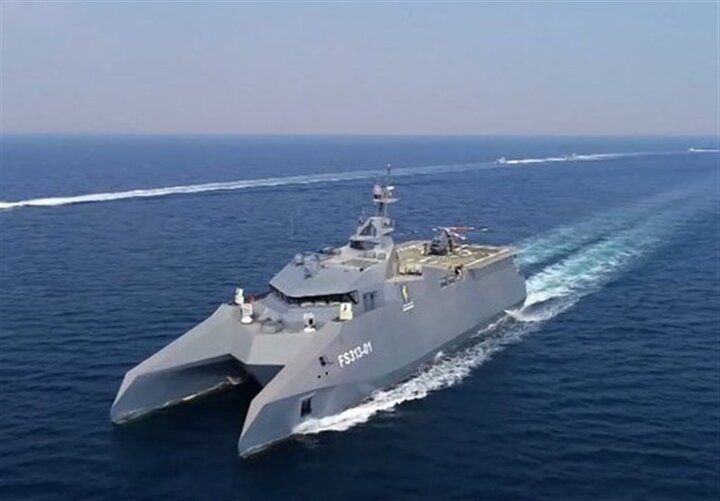 Un nouveau navire de guerre avancé et des vedettes rapides rejoignent la marine du CGRI  