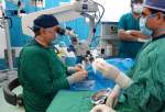 وزیر بهداشت چشم آسیب دیده دختر ۹ ساله بندرعباسی را درمان کرد
