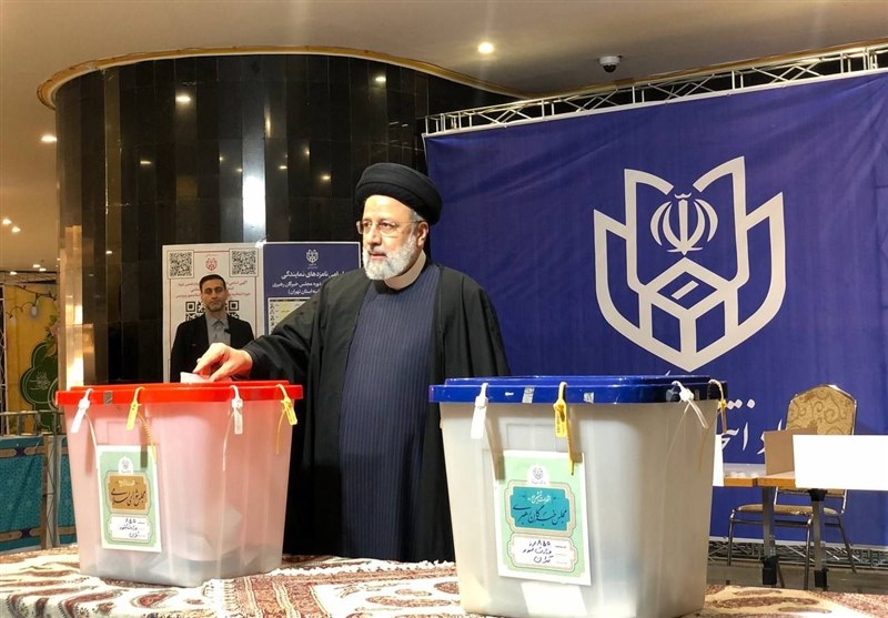 الرئيس الإيراني يدلي بصوته في الانتخابات البرلمانية وخبراء القيادة