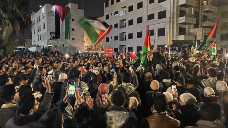 لليوم الثالث على التوالي.. آلاف الأردنيين يتظاهرون قرب سفارة الاحتلال تضامناً مع غزة