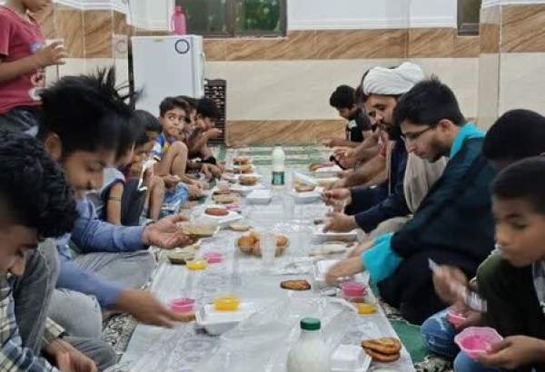 سادگی و یکرنگی زینت بخش سفره افطار مسجد الغدیر روستای حمیری «قشم»