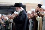 Le Guide suprême de la Révolution islamique dirige la prière de l