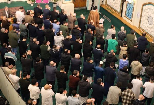 انگلینڈ کے اسلامک سنٹر میں عید الفطر کی نماز ادا کی گی  
