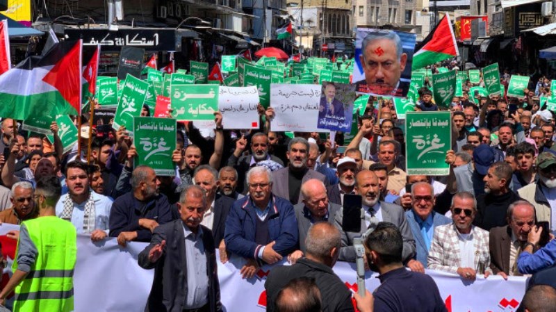 "عيدنا بانتصار المقاومة".. مسيرة لمئات الأردنيين في عمّان دعما لغزة