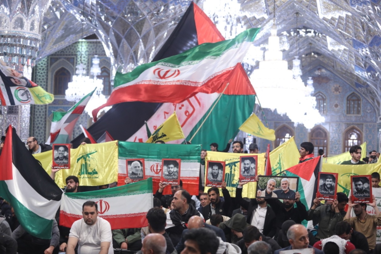 تجمع شعبي في الحرم الرضوي بمدينة مشهد (شمال شرق ايران) بعد الرد الايراني للعدوان الصهيوني  