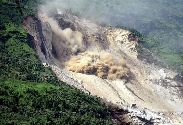 Au moins 18 morts dans des glissements de terrain en Indonésie