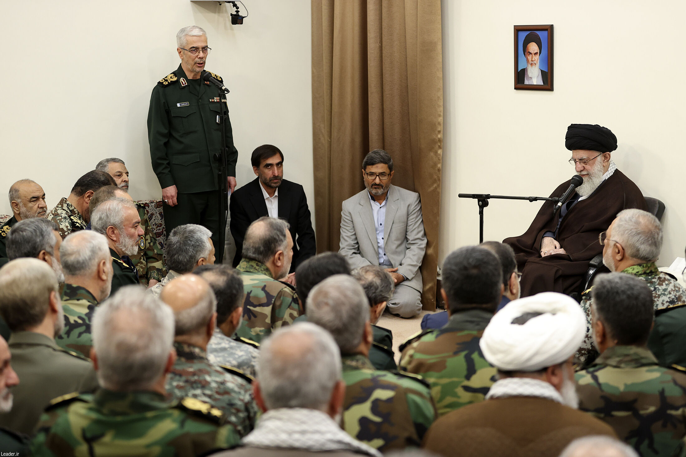 تقرير مصور ..  الإمام الخامنئي يستقبل جمعا من قادة القوات المسلحة الإيرانية  