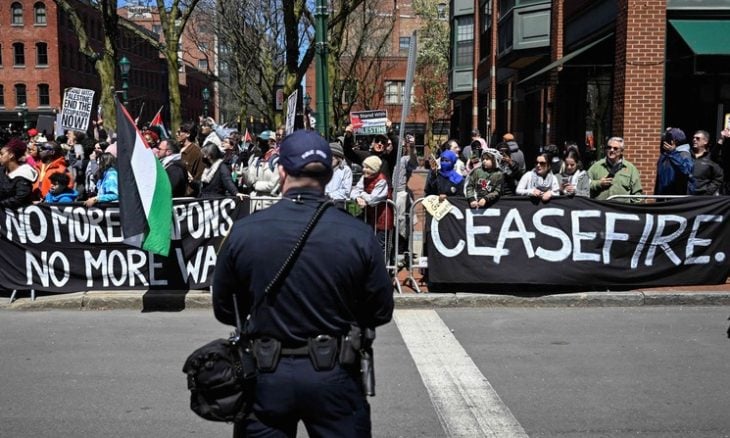 طلاب وأساتذة جامعات واشنطن يشاركون في مظاهرة مشتركة احتجاجاً على دعم بايدن للحرب الإسرائيلية  بغزة  