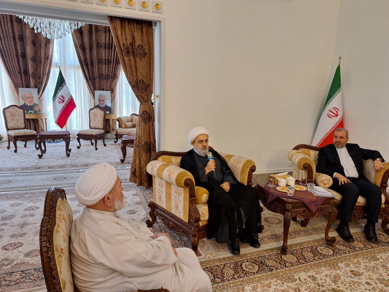 الامين العام لمجمع التقريب و الوفد المرافق يلتقي مع سفير الجمهورية الاسلامية الايرانية في بغداد  