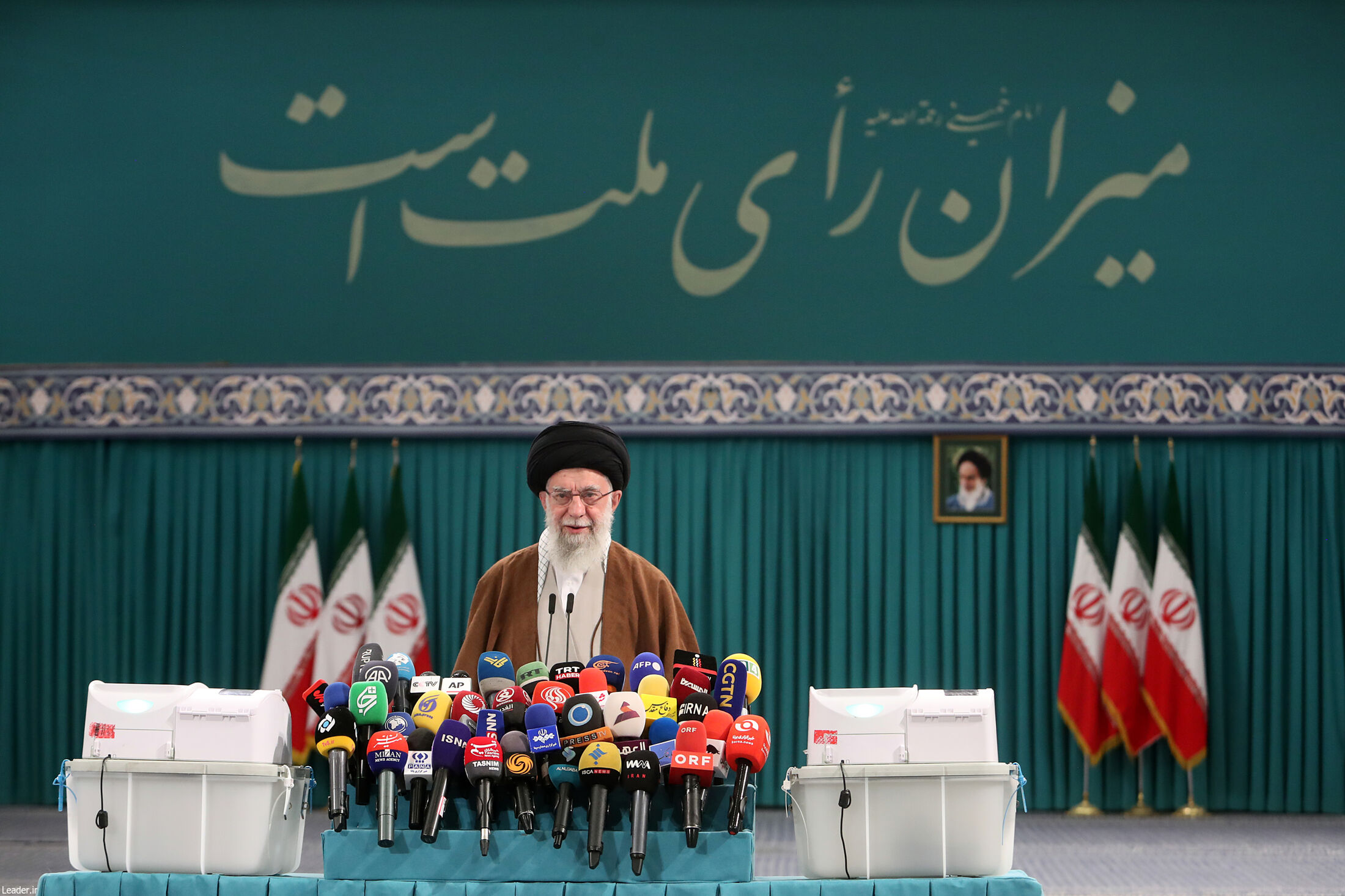 بالصور .. الإمام الخامنئی یدلی بصوته خلال الدورة التكميلية للانتخابات البرلمانیة في ايران  