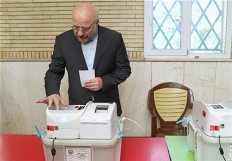 قاليباف يدلي بصوته في الانتخابات البرلمانية الإيرانية