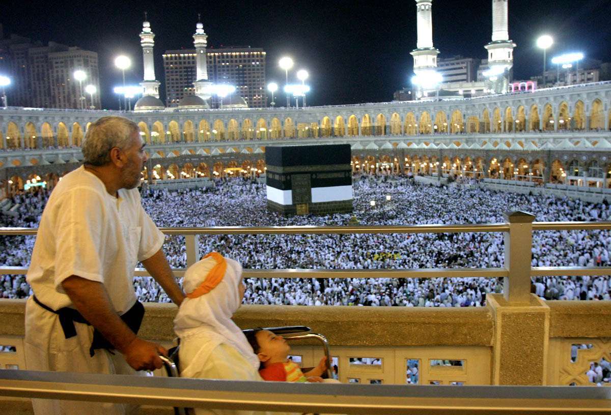 Метро в Мекке. A person visiting the Kabah.