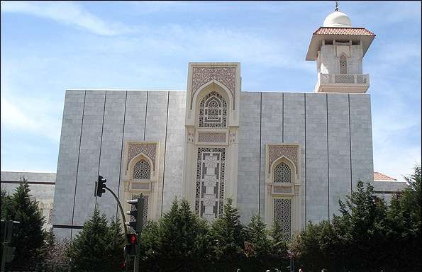 Madrid Mosque, an architecture inspired by Alhambra Palace