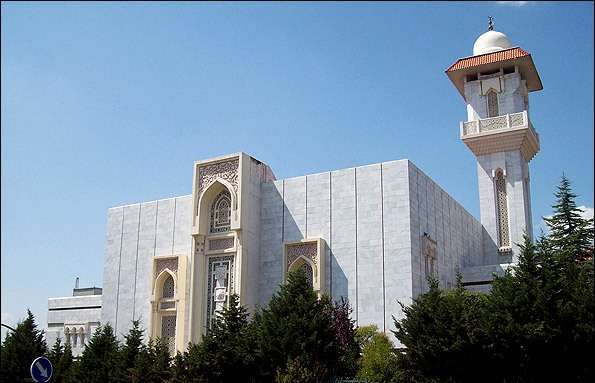 Madrid Mosque, an architecture inspired by Alhambra Palace