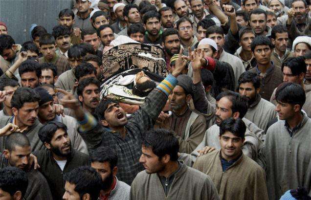 People carrying the body of Manzoor Ahmad Magray who was killed allegedly during an Army ambush in Kupwara. J&K Chief Minister Omar Abdullah on Tuesday questioned the Army’s version on the death of Manzoor. File photo