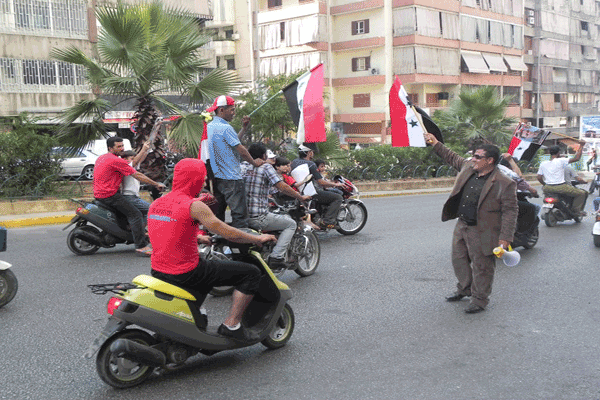 احدى المواكب الوافدة من اجل التظاهر