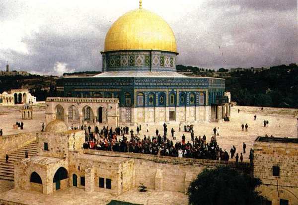 Des colons agressent la mosquée d’al-Aqsa