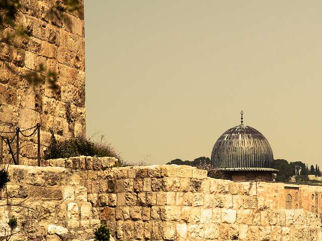 Mosquée Al Aqsa : un soldat sioniste piétine le Coran