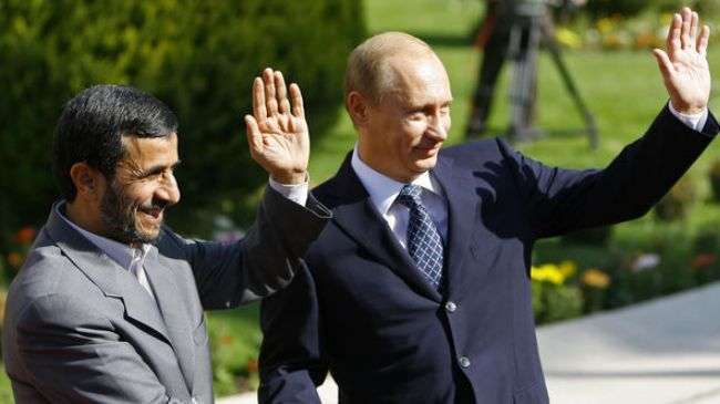 Iranian President Mahmoud Ahmadinejad (L) and his Russian counterpart Vladimir Putin (file photo)