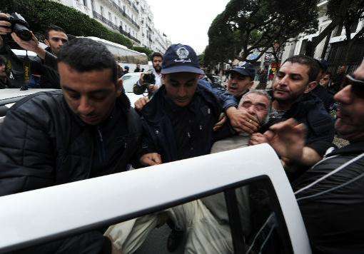 Algérie: la police disperse une manifestation contre Bouteflika