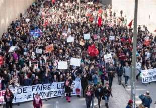 Police clash with protesters in Canada