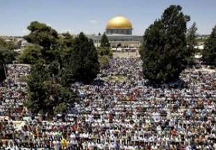 عشرات ألاف الفلسطينيين يؤدون صلاة العيد في مسجد الأقصى