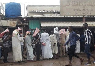 ازمة خبر في الخرطوم والسودانيون ينتظرون في طوابير لساعات