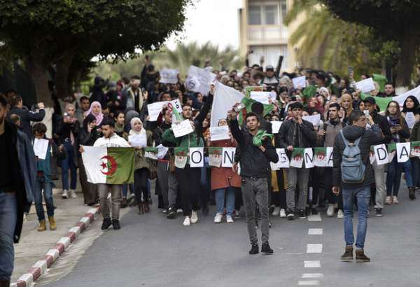 Des étudiants algériens contestent un cinquième mandat de Bouteflika