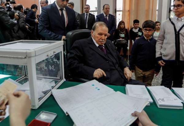 Abdelaziz Bouteflika ne cède pas au pouvoir