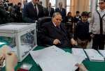 Abdelaziz Bouteflika ne cède pas au pouvoir