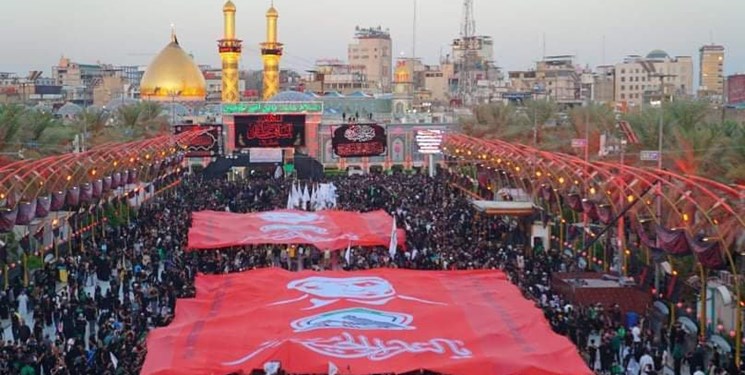 پرچم «حاج قاسم» بر دوش زائران حسینی در بین‌الحرمین  