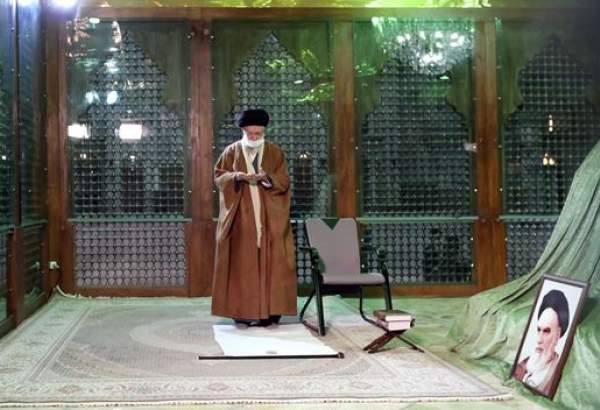 Leader visits mausoleum of Imam Khomeini, martyrs’ cemetery on Islamic Rev. anniv.