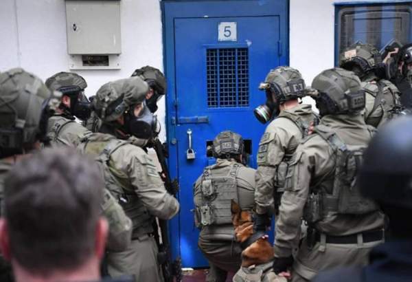 Israeli repression units raid sections of Palestinian detainees in Megiddo, Ofer